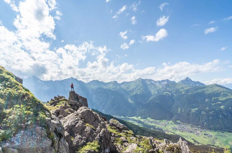Bergwanderer in der Bergwelt im Gschnitztal 
