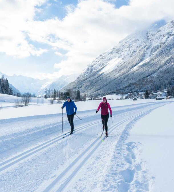 Langlaufen in Trins Zwei Personen beim Langlaufen in Trins