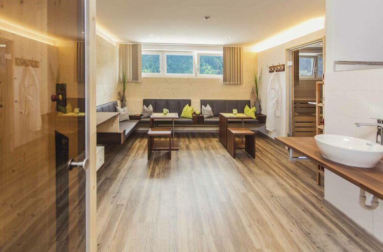 Ruhebereich mit Liegen im Hotel Hohe Burg