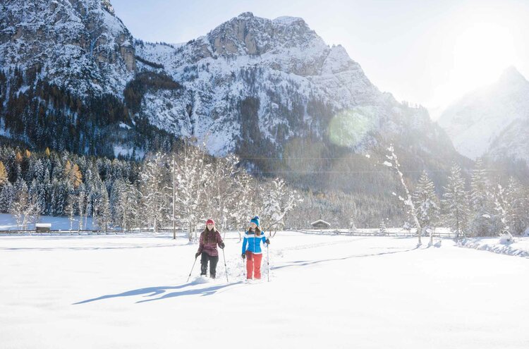 Schneeschuhwandern in Trins Zwei Personen beim Schneeschuhwandern in Trins