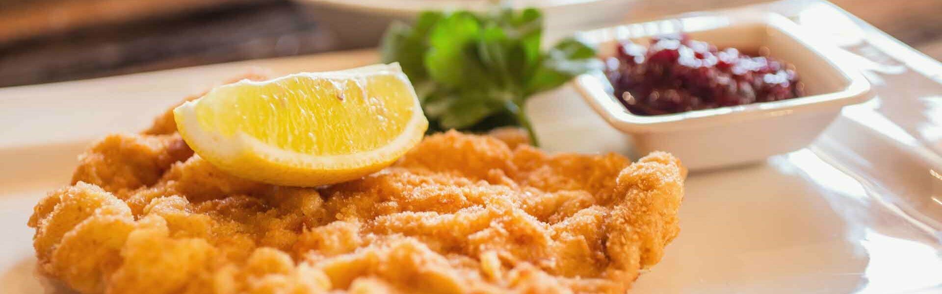 Wiener Schnitzel mit Preiselbeeren und Kartoffelsalat