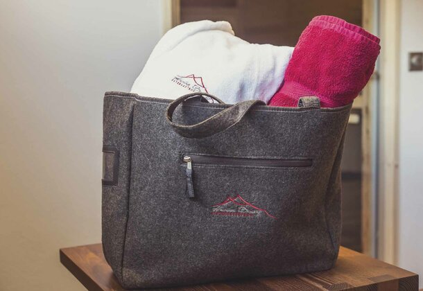 Wellnesstasche mit Bademantel und Handtuch